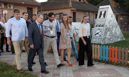 Ảnh: Đang căng thẳng với Ukraine, Tổng thống Putin thăm Crimea