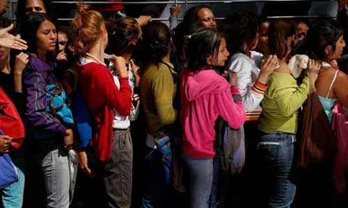 Ảnh: Dân Venezuela xếp hàng dài cổ mua nhu yếu phẩm