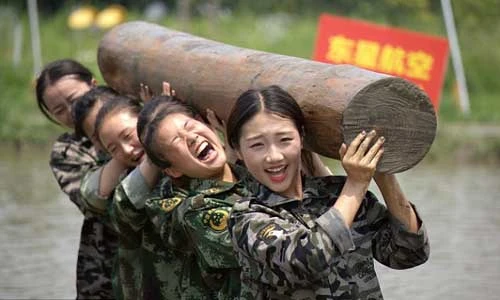 Nữ tiếp viên hàng không TQ tập luyện như quân nhân