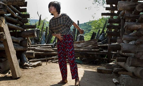 Cảnh thương tâm cô gái tâm thần bị xích trong nhà kho