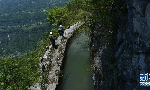 Kênh đào chênh vênh bên vách đá ở Trung Quốc