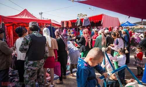 Cảnh mua bán nhộn nhịp tại một phiên chợ ở Tân Cương