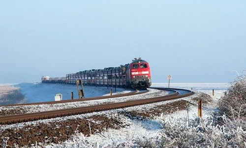 Cảnh tàu hỏa chạy giữa biển ở Châu Âu