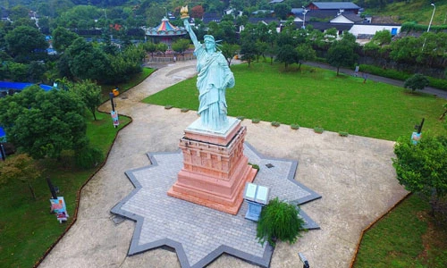 Bên trong công viên giải trí toàn công trình nhái ở Trung Quốc