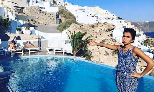 Sốt với bộ ảnh “trăng mật không chồng” của gái trẻ Pakistan