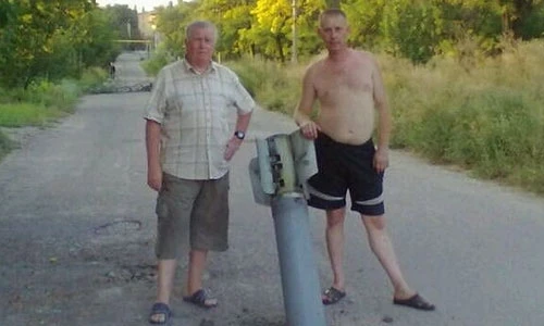 Cận cảnh bom, đạn nằm tràn lan miền đông Ukraine