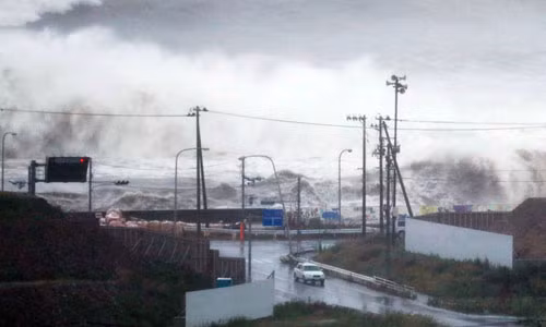 Ảnh bão Lionrock càn quét Nhật Bản, 11 người chết