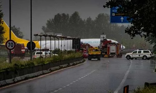 Hãi hùng máy bay chở khách hạ cánh bằng bụng ở Italy