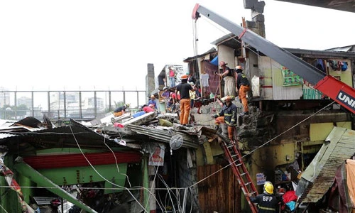 Hiện trường sập tường bê tông ở Manila, 17 người thương vong