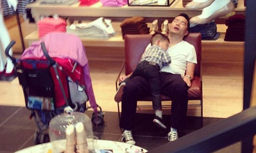 Muôn kiểu vạ vật chờ vợ mua sắm của cánh đàn ông