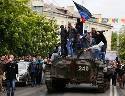 Diến biến qua ảnh QĐ Ukraine tấn công trụ sở cảnh sát Mariupol