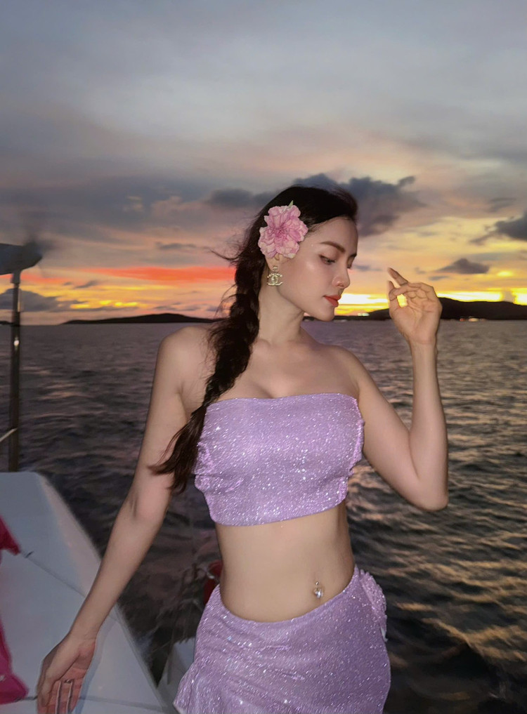Dù đã là mẹ 3 con, Phương Trinh Jolie vẫn chăm mặc hở để khoe dáng gợi cảm. Ảnh: FB Phương Trinh Jolie 1-1176.jpg