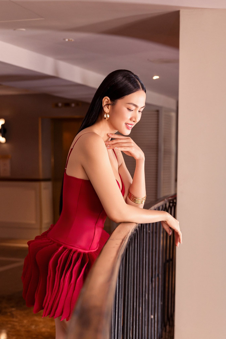 Thiết kế khoét ngực sâu táo bạo của chiếc váy càng làm tăng thêm vẻ gợi cảm và quyến rũ cho người đẹp. Ảnh: FB Anh Thư 3.jpg