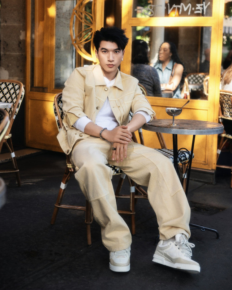HIEUTHUHAI thả dáng tại Paris. Ảnh: FB HIEUTHUHAI 9-7488.jpg