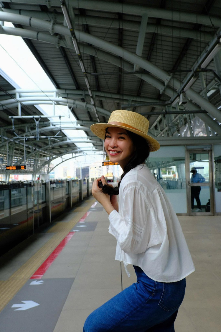 Nhiều người bày tỏ sự ngạc nhiên trước vẻ ngoài trẻ trung của giọng ca “Nhật ký của mẹ”, thậm chí còn nhận xét cô không khác gì gái đôi mươi. Ảnh: FB Nguyễn Thị Hiền Thục 4.jpg