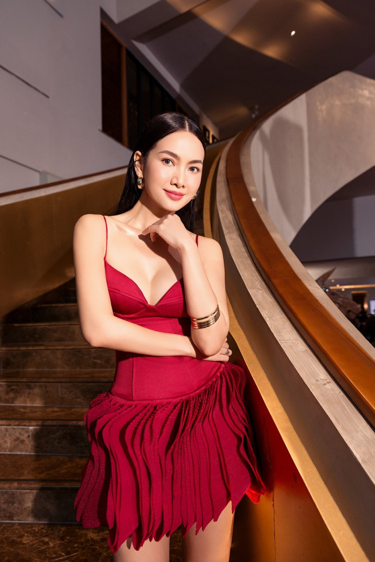 Chiếc đầm hai dây với phần chân váy xếp ly mềm mại đã khéo léo tôn vinh đôi chân dài miên man cùng vòng một gợi cảm của cô. Ảnh: FB Anh Thư 4.jpg