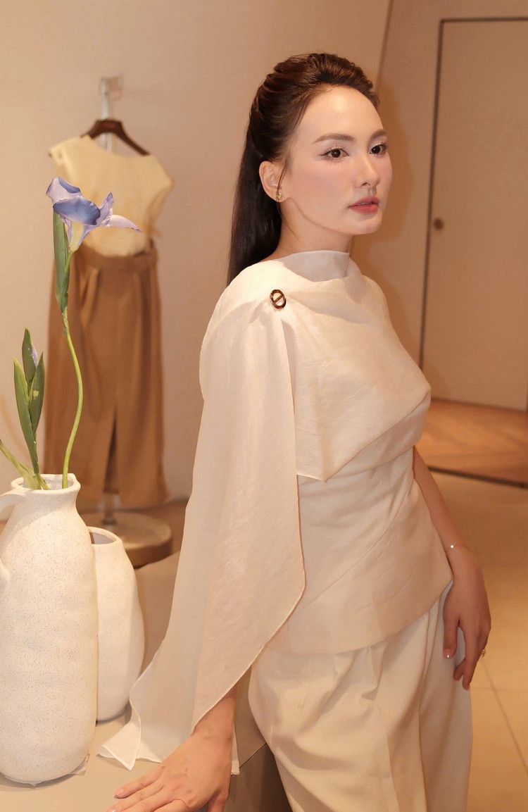 Diễn viên Bảo Thanh sang trọng, quyến rũ dự sự kiện. 5.jpg