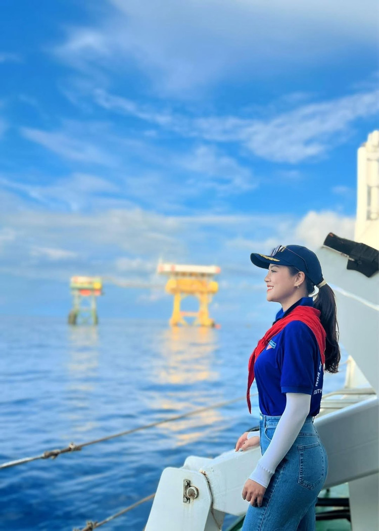 Diễn Thu Quỳnh nhớ chuyến công tác đến đảo Trường Sa với nhiều kỷ niệm đẹp và ý nghĩa. Ảnh: FB Nguyễn Thu Quỳnh 5.jpg