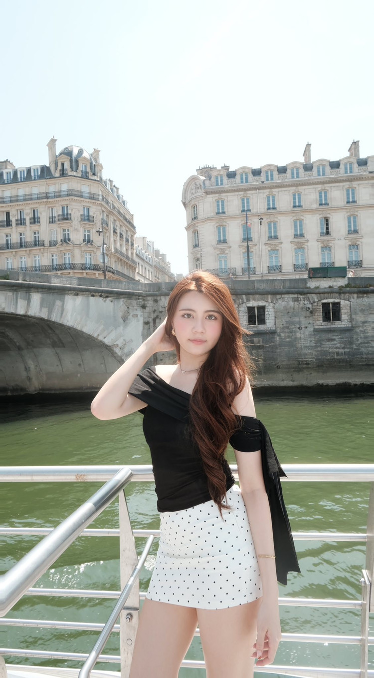 Cô nàng có vẻ thích thú khi liên tục chụp ảnh với tháp Eiffel, biểu tượng của Paris. Ảnh: FB Mai Thảo Ngọc 11.jpg