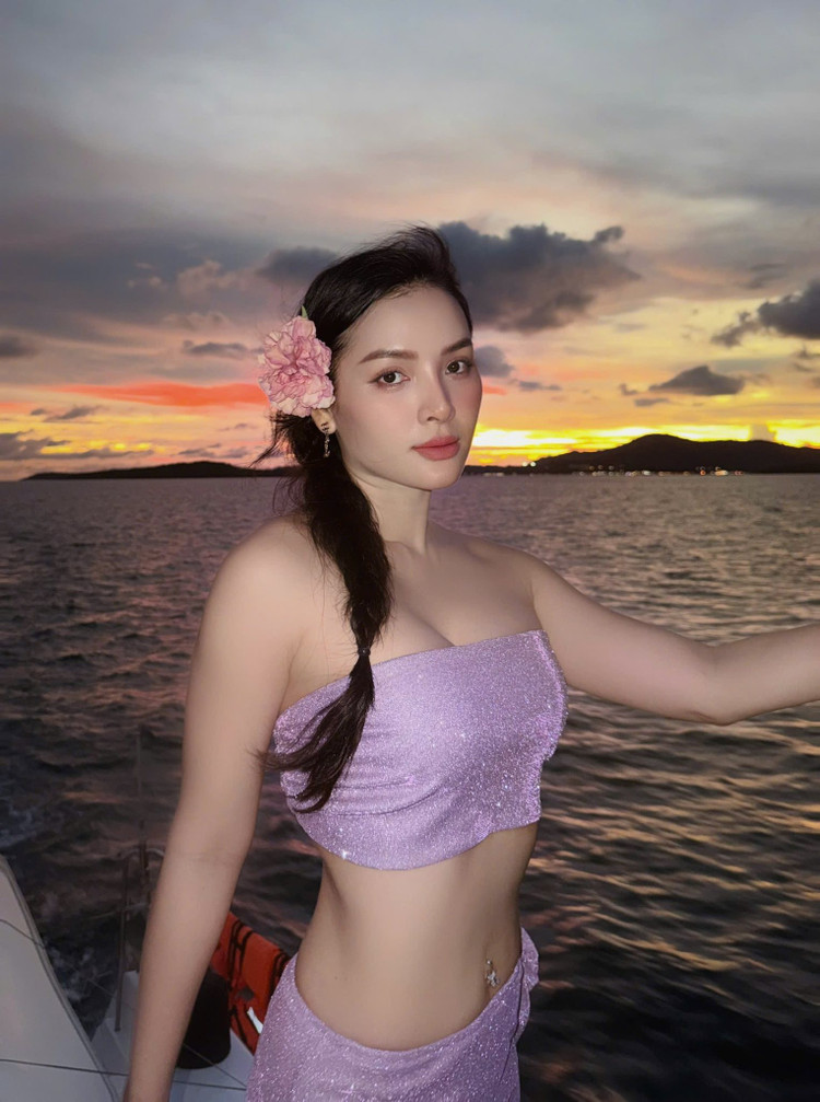 Phương Trinh Jolie sở hữu vòng eo con kiến, cơ bụng phẳng lì cùng vòng ba căng tròn tạo nên đường cong cơ thể mềm mại, uyển chuyển. Ảnh: FB Phương Trinh Jolie 2-9492.jpg
