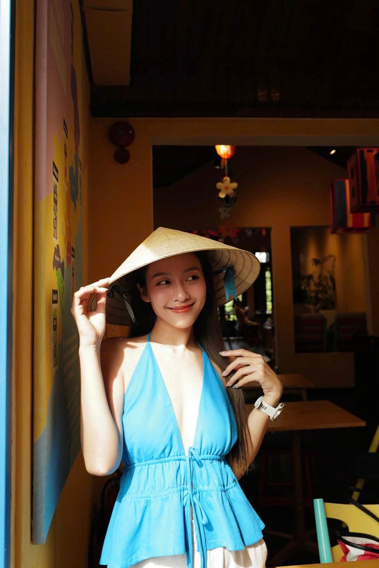 Tin tức sao Việt 10/7: Khả Ngân mặc yếm khoét ngực sâu khoe dáng ở Hội An. Ảnh: FB Khả Ngân 3-9279.jpg