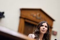 Ông Trump sa thải Bộ trưởng An ninh Nội địa sau chỉ trích truy quét nhập cư