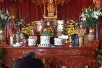 Thời điểm lý tưởng để bao sái bàn thờ, tỉa chân hương cuối năm