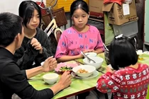 5 câu nói trong mâm cơm gieo tổn thương khiến trẻ khó hiếu thuận