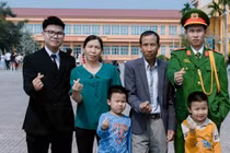 Cách học của Thủ khoa có cha làm phụ hồ, mẹ không biết chữ