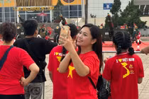 Người dân náo nức chờ đoàn xe cơ giới tiến về Mỹ Đình