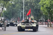 Hàng vạn người nô nức chào đón đoàn khí tài tiến vào Quảng trường Ba Đình