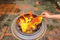 Cúng ông Công ông Táo, vì sao không nên đốt vàng mã?