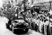 Sáng 10-10-1954, các cánh quân của Quân đội nhân dân Việt Nam từ các cửa ô vào tiếp quản Thủ đô trong rừng cờ hoa đón chào của hàng vạn người dân Hà Nội. Ảnh tư liệu TTXVN.