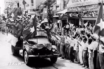 Sáng 10-10-1954, các cánh quân của Quân đội nhân dân Việt Nam từ các cửa ô vào tiếp quản Thủ đô trong rừng cờ hoa đón chào của hàng vạn người dân Hà Nội. Ảnh tư liệu TTXVN.
