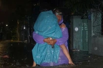 Mưa to kéo dài do bão số 1, người dân Đà Nẵng trắng đêm chạy ngập