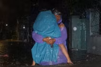 Mưa to kéo dài do bão số 1, người dân Đà Nẵng trắng đêm chạy ngập