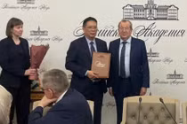 Chuyên gia hóa sinh Việt Nam được Viện Hàn lâm Khoa học Nga vinh danh