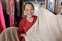 Nghệ nhân tiết lộ công nghệ dệt áo cưới tơ sen siêu đỉnh của Tiên Nguyễn