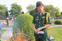 Xúc động người cựu chiến binh đọc thơ trước mộ liệt sĩ Tô Vĩnh Diện