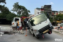 Hiện trường vụ ô tô sụt hố sâu ở Hà Nội, xe tới cứu hộ cũng gặp nạn 