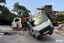 Hiện trường vụ ô tô sụt hố sâu ở Hà Nội, xe tới cứu hộ cũng gặp nạn 