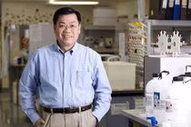 Từ phụ bếp đến giáo sư được Nữ hoàng Anh vinh danh