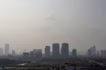 Ô nhiễm không khí tràn Hà Nội, bác sĩ chỉ 3 thói quen tự bảo vệ