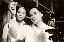 "Cha đẻ" vaccine bại liệt tự uống liều đầu tiên, làm nên kỳ tích Việt Nam