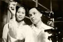 "Cha đẻ" vaccine bại liệt tự uống liều đầu tiên, làm nên kỳ tích Việt Nam