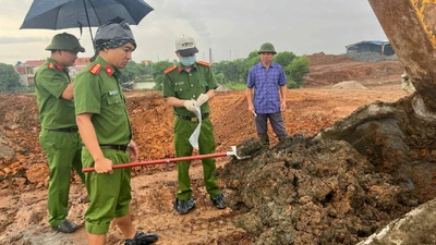 Khởi tố giám đốc doanh nghiệp chôn lấp hơn 2.000 tấn chất thải công nghiệp