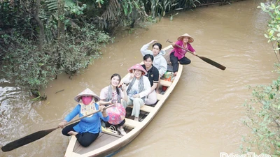 Du khách đi đò chèo tại cù lao Thới Sơn.