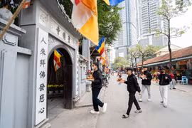 Valentine sát Tết, nhiều bạn trẻ Hà Nội đến chùa Hà cầu duyên 