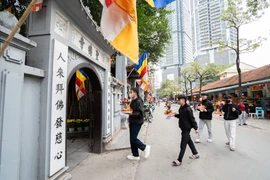 Valentine sát Tết, nhiều bạn trẻ Hà Nội đến chùa Hà cầu duyên 