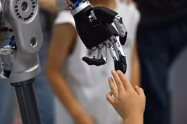 Trung Quốc cảnh báo “bong bóng” robot hình nhân